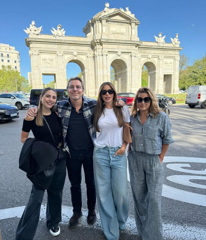 El grupo también visitó lugares emblemáticos, como la Puerta de Alcalá