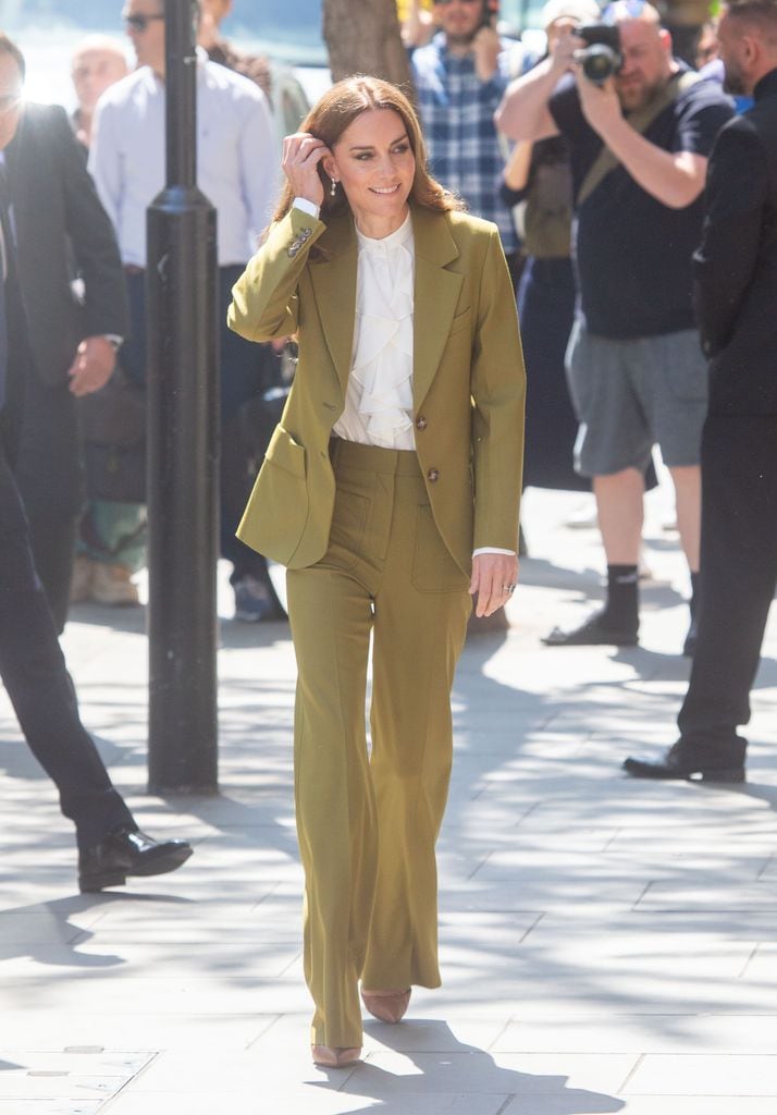 Kate Middleton luce una silueta de dos piezas diseñada por Victoria Beckham en Londres