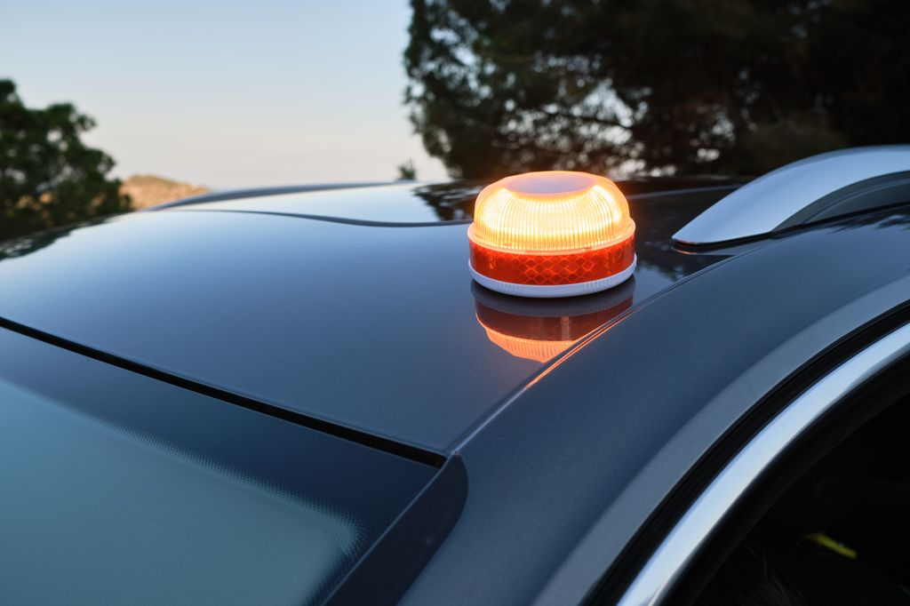 La baliza V16 conectada se coloca en el techo del vehículo sin necesidad de bajar del coche, ofreciendo una señal luminosa visible a 360º