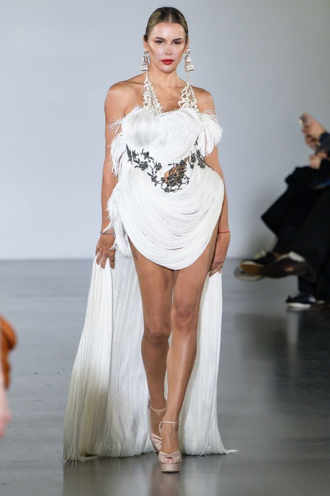 Águeda López desfilando en la pasarela de Alta Costura de Juana Martin Primavera/Verano 2026 como parte de Paris Fashion Week, el 28 de enero de 2026.