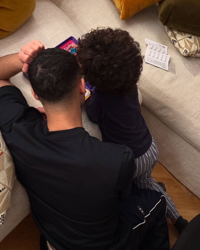 Achraf Hakimi con su hijo mayor