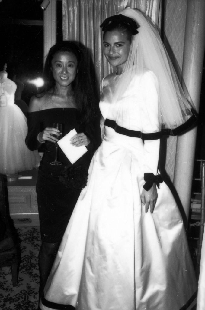 Fracasó como patinadora olímpica, diseñó su primer vestido de novia a los 40 años y cambió la moda para siempre: la sorprendente historia de Vera Wang