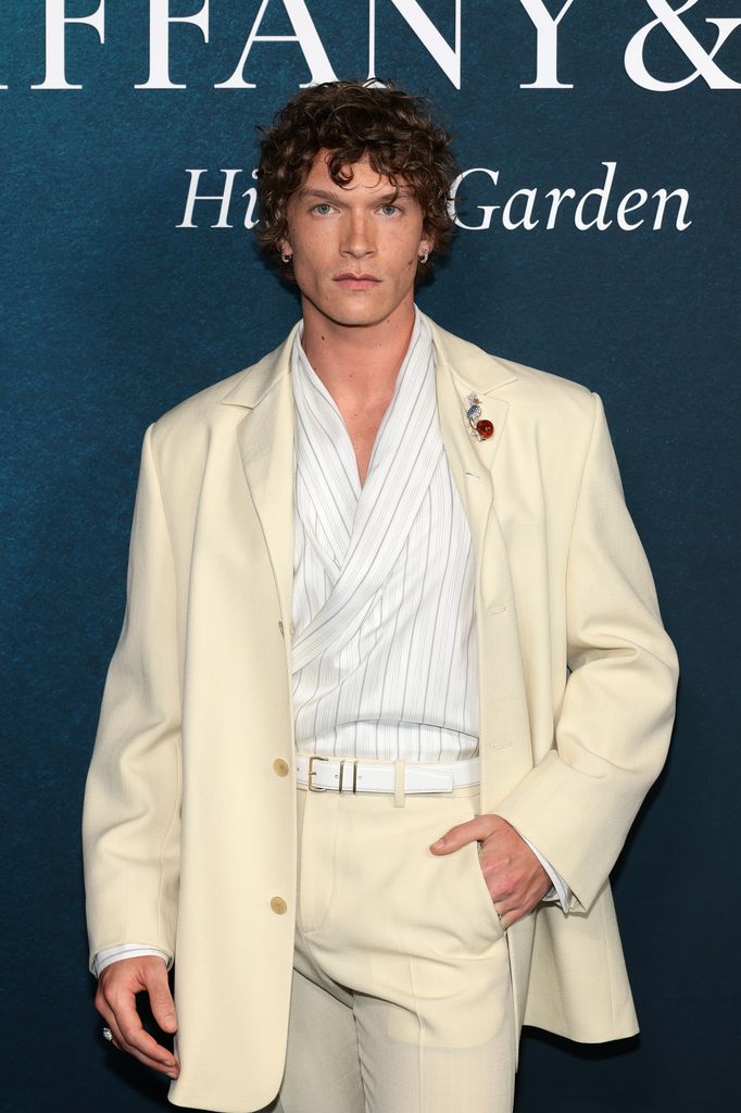 Connor Storrie destacó entre los invitados de la celebración de Blue Book 2026: Hidden Garden de Tiffany & Co. en Nueva York.
