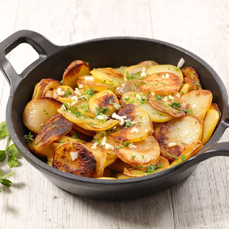 Cazuela de hierro con patatas al ajo cabañil