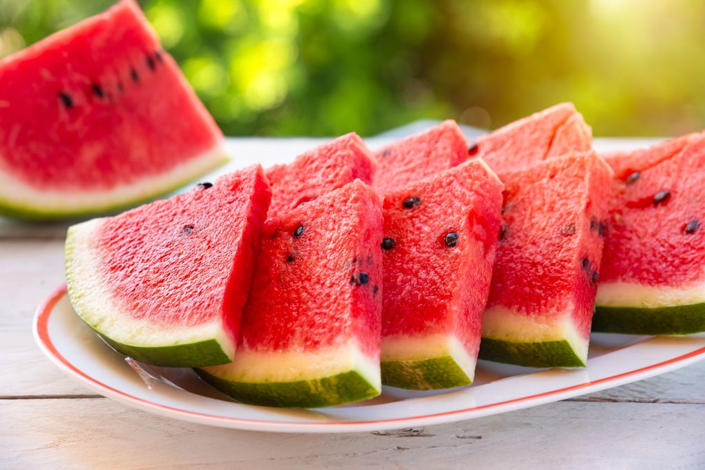 La sandía es una de las frutas que están en su mejor temporada durante el verano.