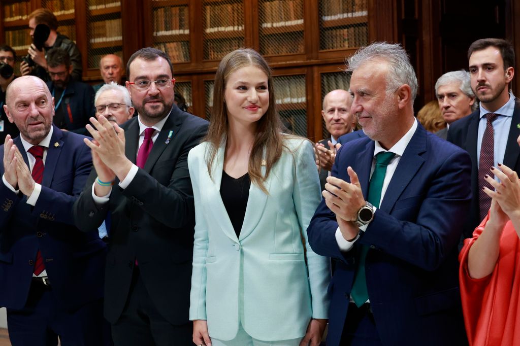 La princesa Leonor recibiendo la Medalla de Asturias