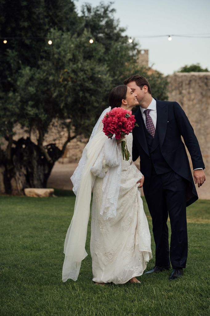 Look de novia con colcha bordada