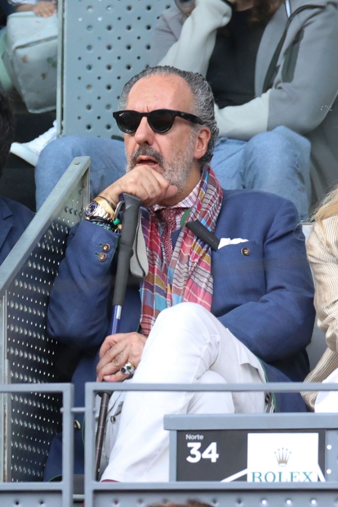 Jaime de Marichalar en tribuna, con bastón, gafas de sol y atuendo elegante.