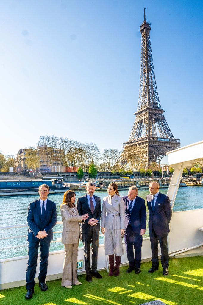 Mary de Dinamarca y el rey Federico X pasean por París con la alcaldesa Anne Hidalgo