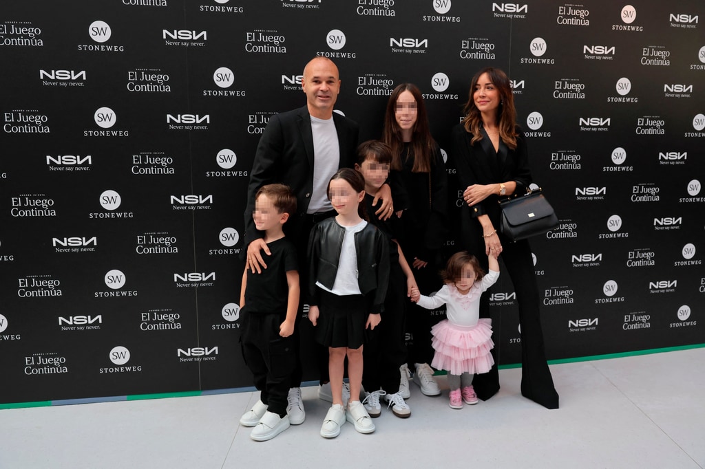 Andrés Iniesta y Anna Ortiz junto a sus hijos en un evento (octubre de 2024)