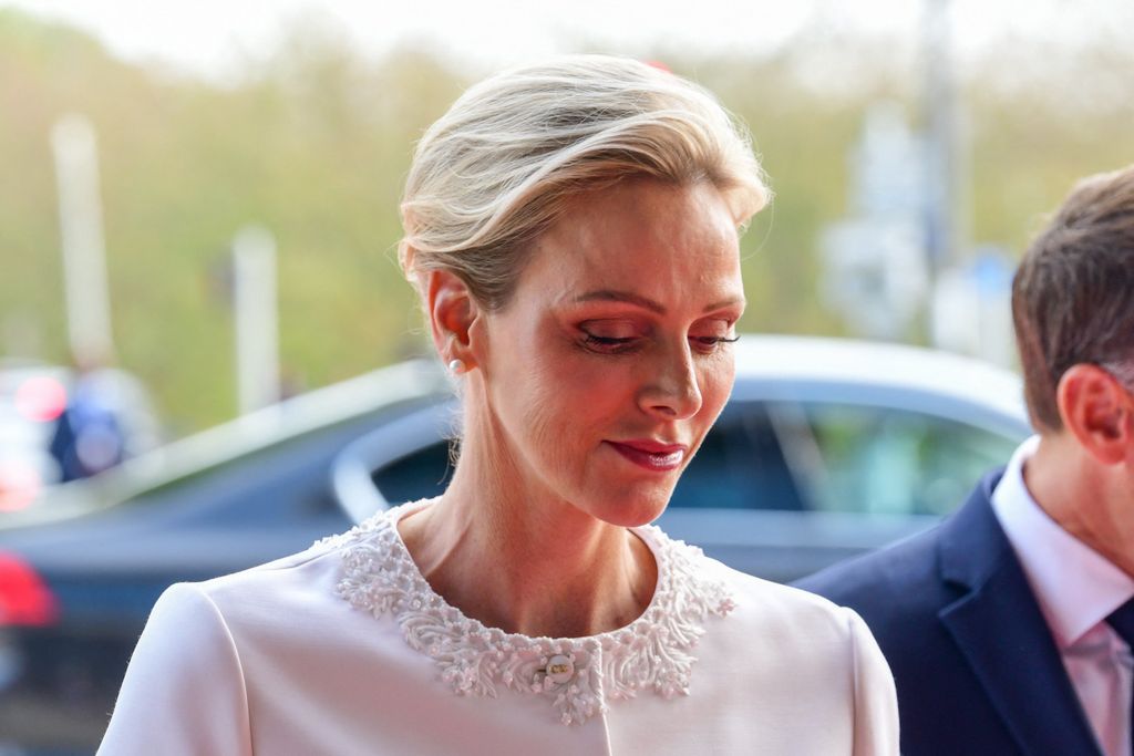 Emmanuel Macron y su esposa, Brigitte Macron, reciben al príncipe Alberto II y a la princesa Charlene de Mónaco a su llegada al encuentro 'En las raíces de Europa: por la paz y la unidad', celebrado en Metz, Francia, el 28 de septiembre de 2026.