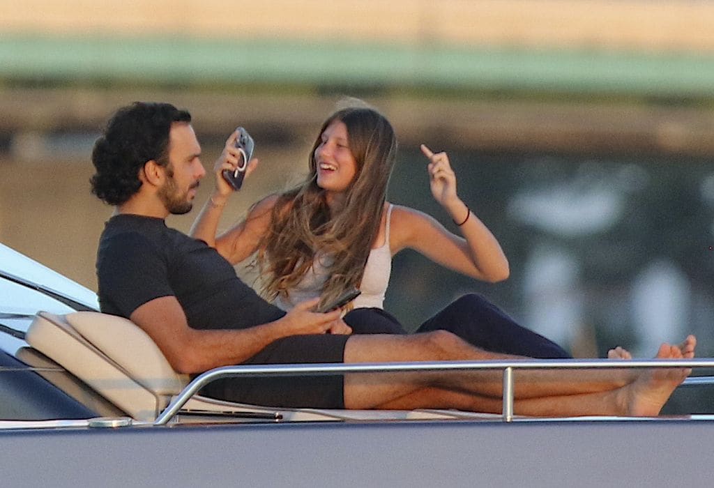 Desde la cubierta del yate, Vivian Lake y Joaquim Valente disfrutaron su paso por la costa de Miami.