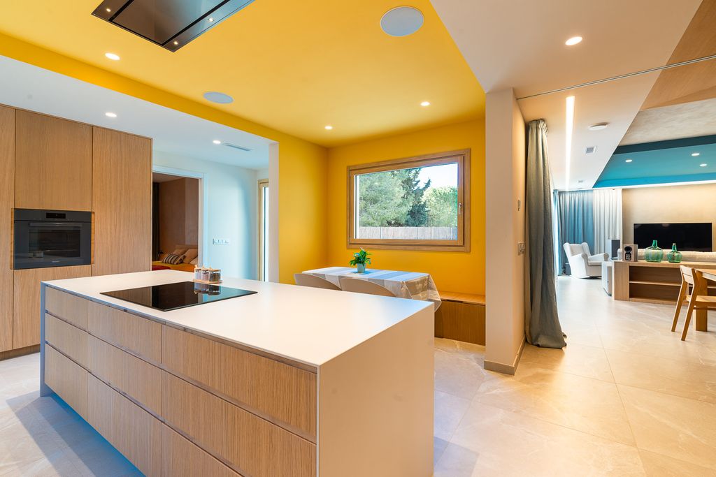 Cocina con 'office' pintada en amarillo