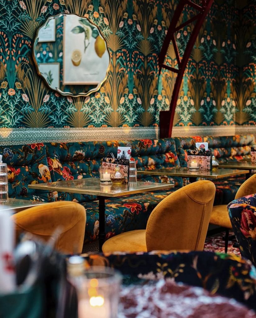 Ruby Rose, un elegante restaurante de Utrech para disfrutar de un con un surtido de pequeñas tapas sobre la mesa.