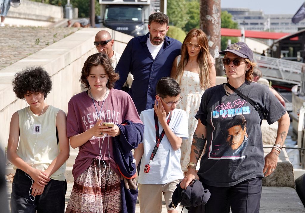 Jennifer Lopez y  Ben Affleck con sus hijos Emme, Max y Seraphina en París en julio de 2022