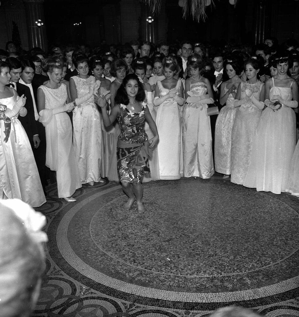 Plano medio de una demostración en el Baile de Debutantes 1964