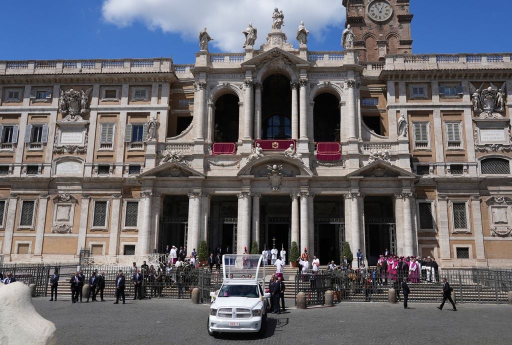 El ataúd del Papa Francisco llegó a bordo del Papamóvil a la Basílica de Santa María la Mayor