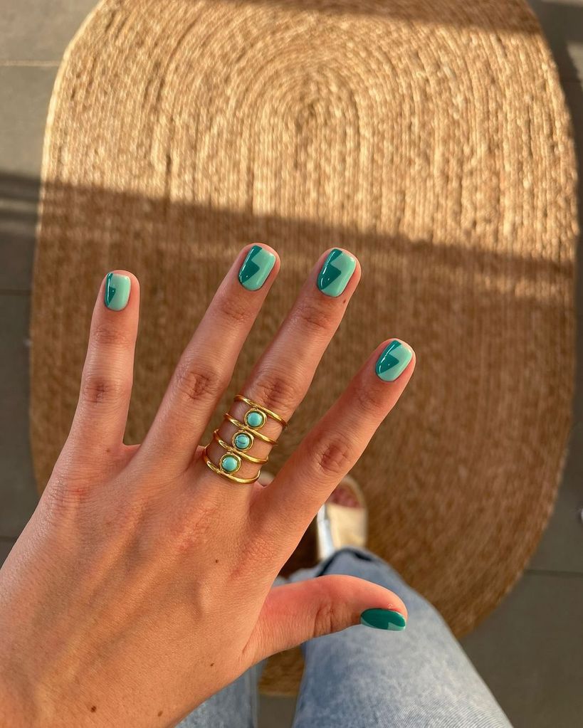 Uñas de gel: diseño verde bicolor con motivo geométrico