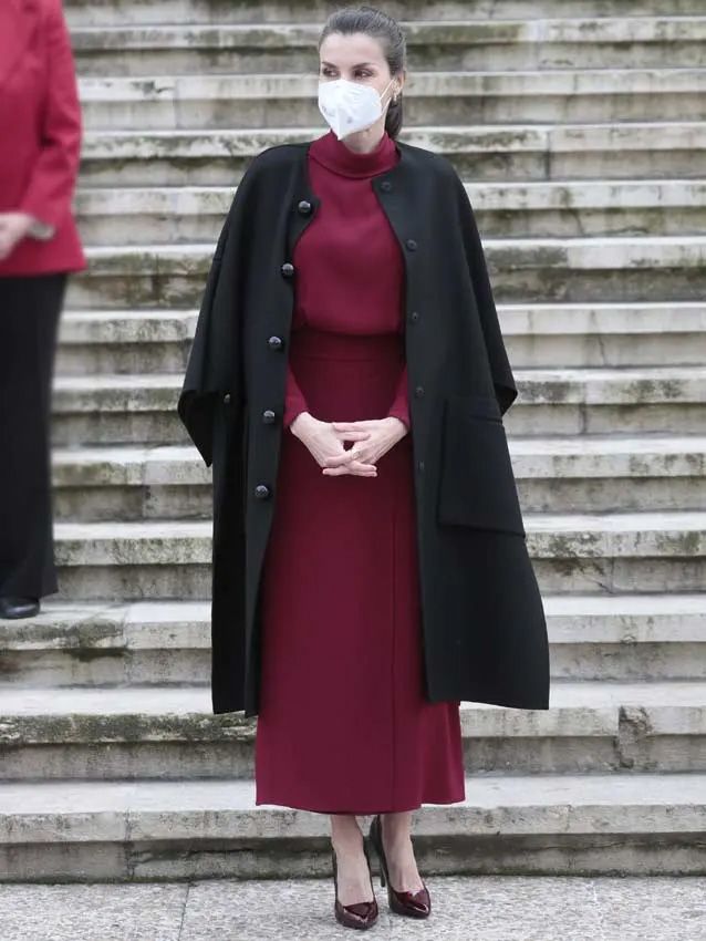 La reina Letizia recupera su vestido burdeos de Massimo Dutti
