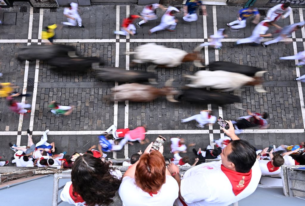 En San Fermín, los balcones se alquilan por persona y suelen compartirse entre varios asistentes.