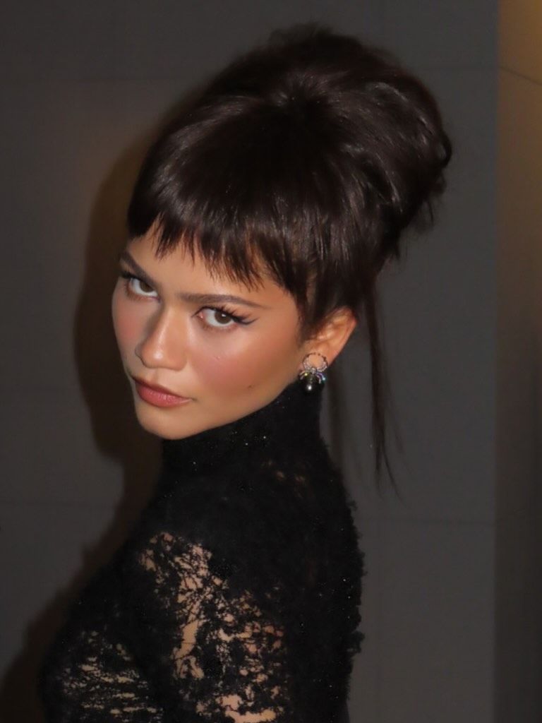 La actriz lleva un peinado digno de Audrey Hepburn.