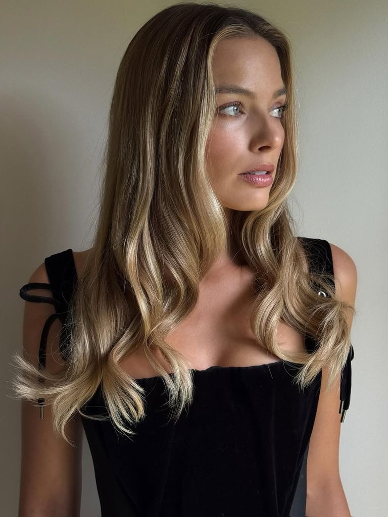 Margot Robbie mantiene una piel luminosa e impecable.
