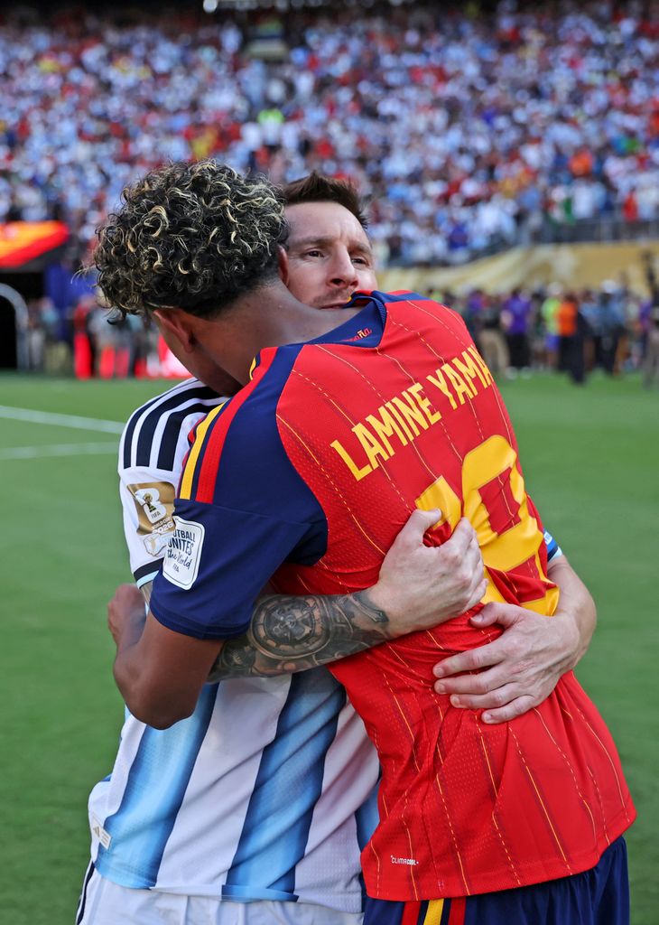 Lamine Yamal #19 de España es felicitado por Lionel Messi #10 de Argentina, tras la victoria de 'La Roja' 1-0 en la finaldel Mundial 2026.