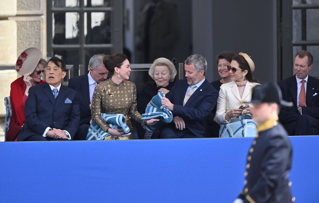 El rey Federico recibe una manta para taparse