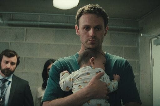 Nada más llegar a Evelyn Bay, resurgen en Kieran culpas y sentimientos del pasado