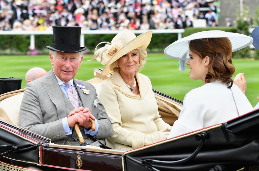 El rey Carlos III, con la reina Camilla y la princesa Eugenia de York en una imagen de archivo