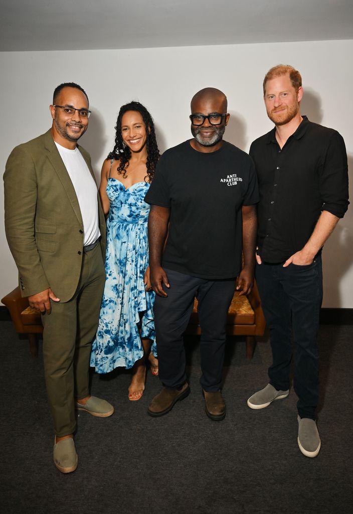 Este fue el primer acto al que acudió el príncipe Harry este lunes 6 de julio después de aterrizar en Londres, la premiere de Shoot The People con Andy Mundy-Castle, el director del documental; Afua Hirsch, que participó como experta y comentarista invitada en la docuserie de Netflix, y Misan Harriman, el fotógrafo que es íntimo amigo del pareja