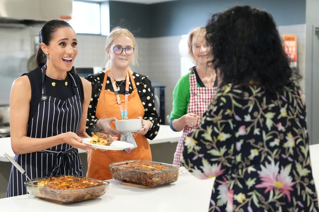 Meghan Markle sirvió fritatta para las mujeres del refugio, quienes halagaron su belleza.
