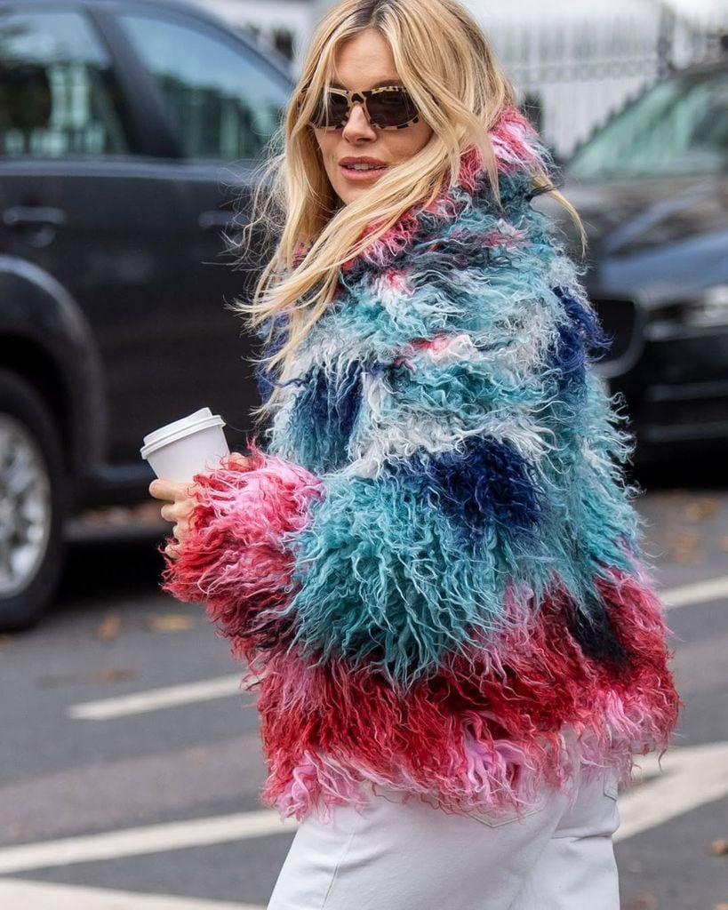 Sienna Miller en Notting Hill con abrigo de Desigual, 2025.