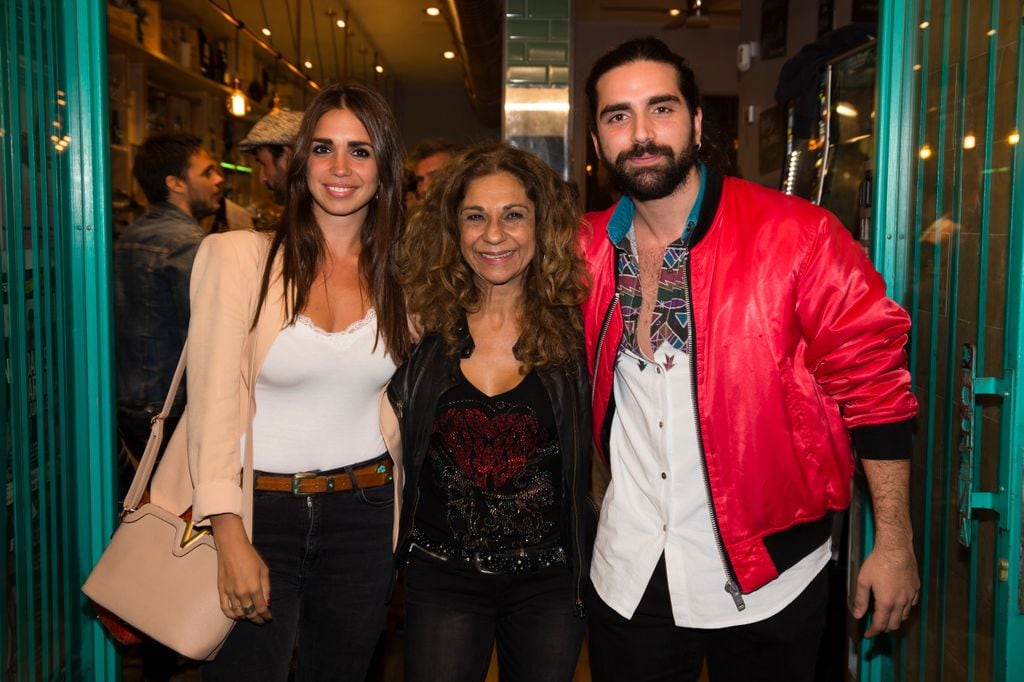 La cantante Lolita Flores con sus hijos la actriz Elena Furiase y Guillermo FuriaseLa actriz Lolita Flores  Elena Furiase y Guillermo Furiase durante la presentación de la obra de teatro 'Prefiero que seamos amigos' en Madrid, en abril de 2017
