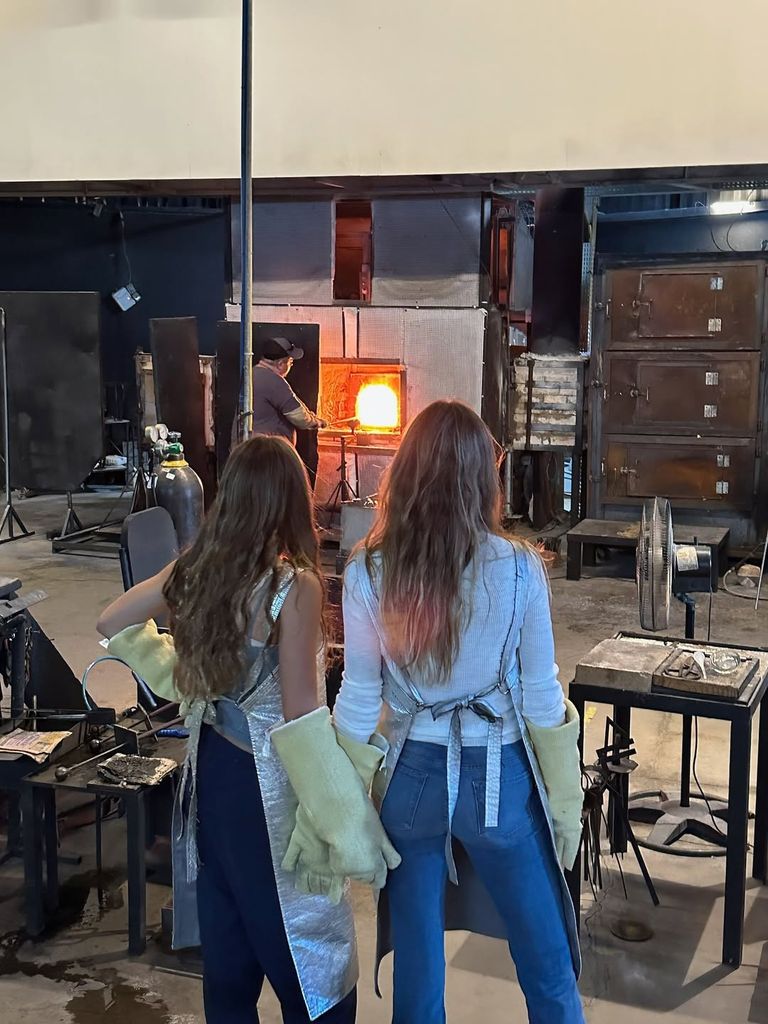 Madre e hija en un taller de alfarería