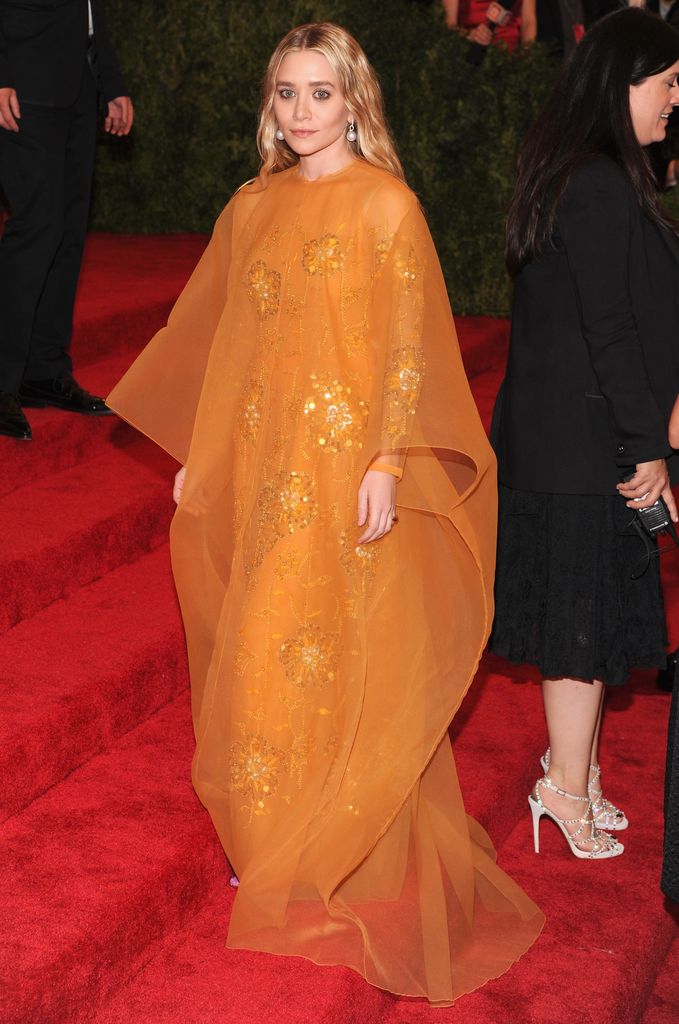 Ashley Olsen llevó una silueta vintage de Dior.