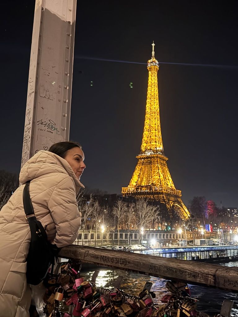 Chenoa con amigas de viaje en París