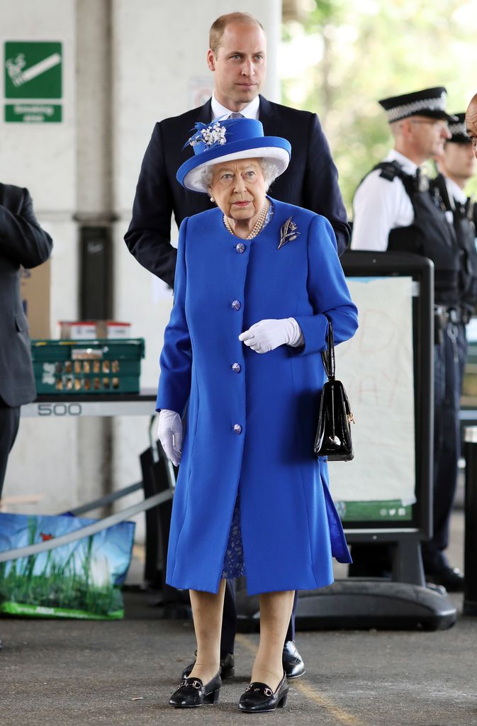 El príncipe Guillermo de Inglaterra con su abuela, Isabel II 
