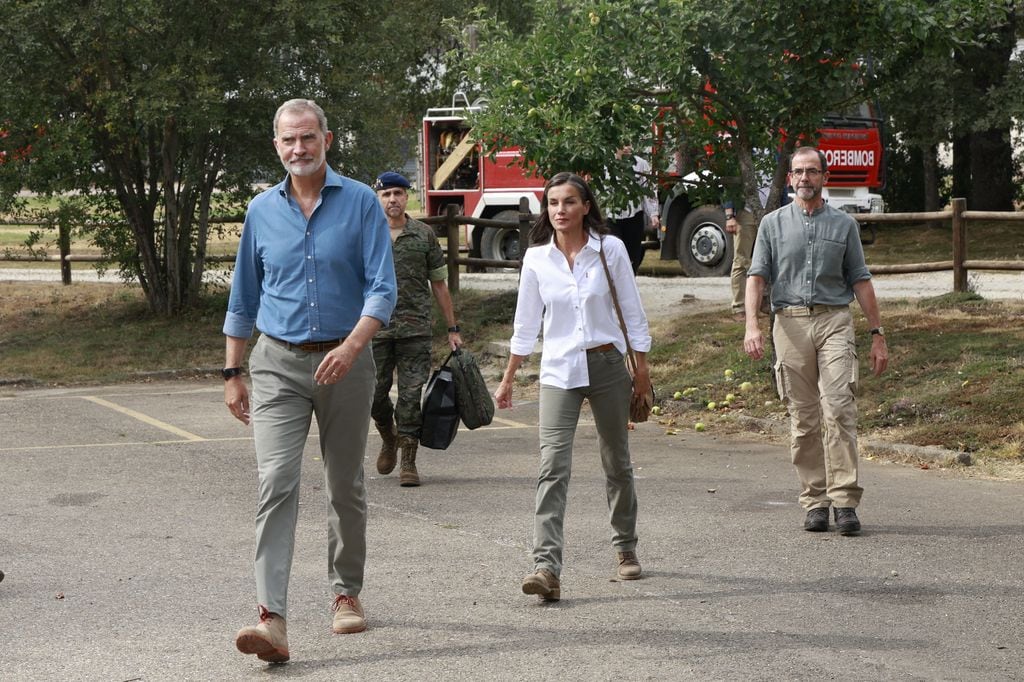 Los reyes Felipe y Letizia visitan en Zamora las zonas afectadas por los fuegos del verano de 2025