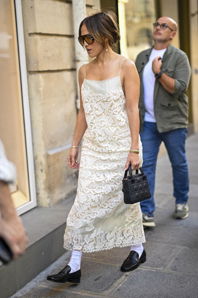 Jennifer Lopez apostó por unos zapatos planos que son tendencia.