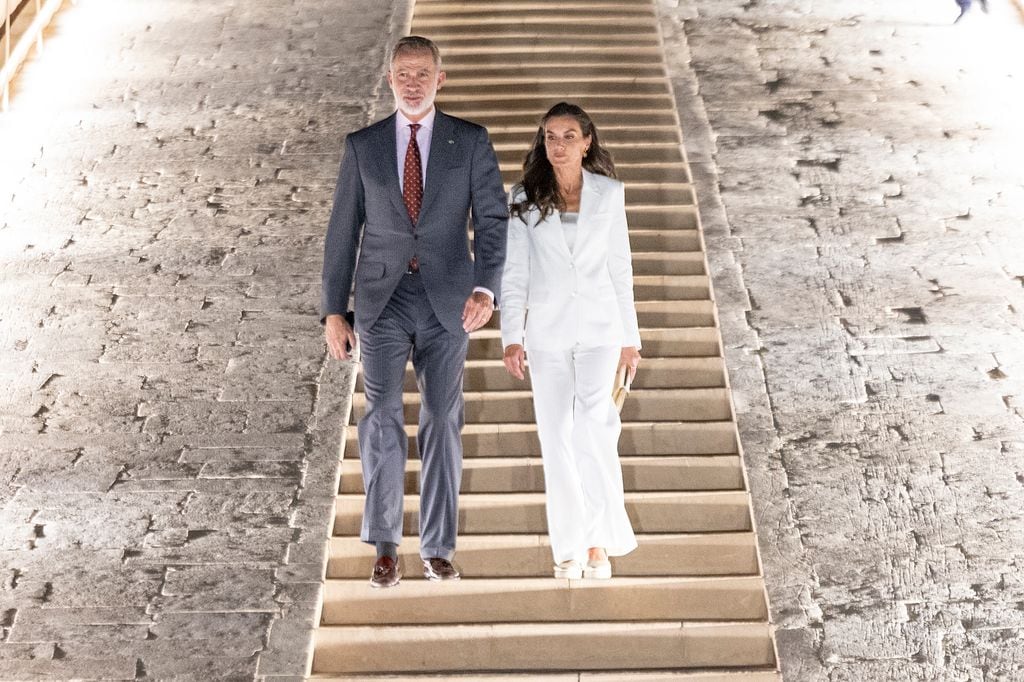LOS REYES VISITAN HATSHEPSUT EN EL VALLE DE LOS REYES en Egipto
