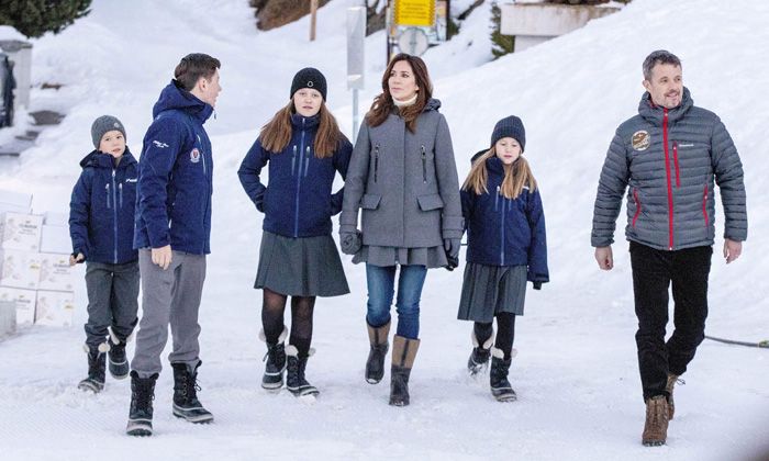 Federico de Dinamarca y Mary de Dinamarca con sus cuatro hijos