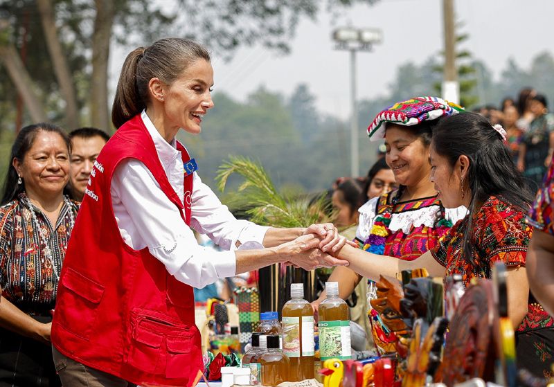 Los looks todoterreno de la reina Letizia en su viaje a Guatemala