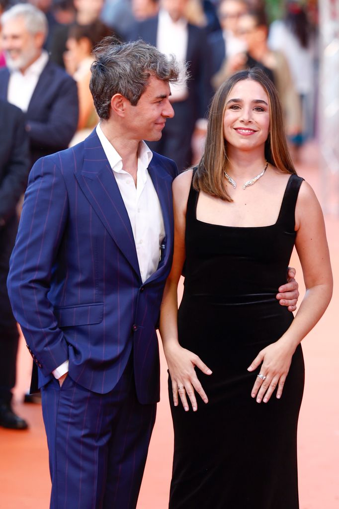 Daniel Muriel y Candela Serrat en el photocall de la ceremonia de clausura de la 17ª edición del FesTVal 2025, Festival de Televisión de Vitoria 2025, en Vitoria, el sábado 6 de septiembre de 2025.