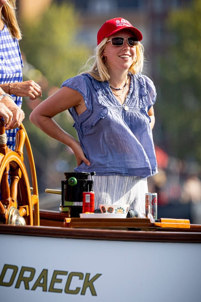 La condesa Luana, muy sonriente durante el recibimiento a los barcos en Países Bajos