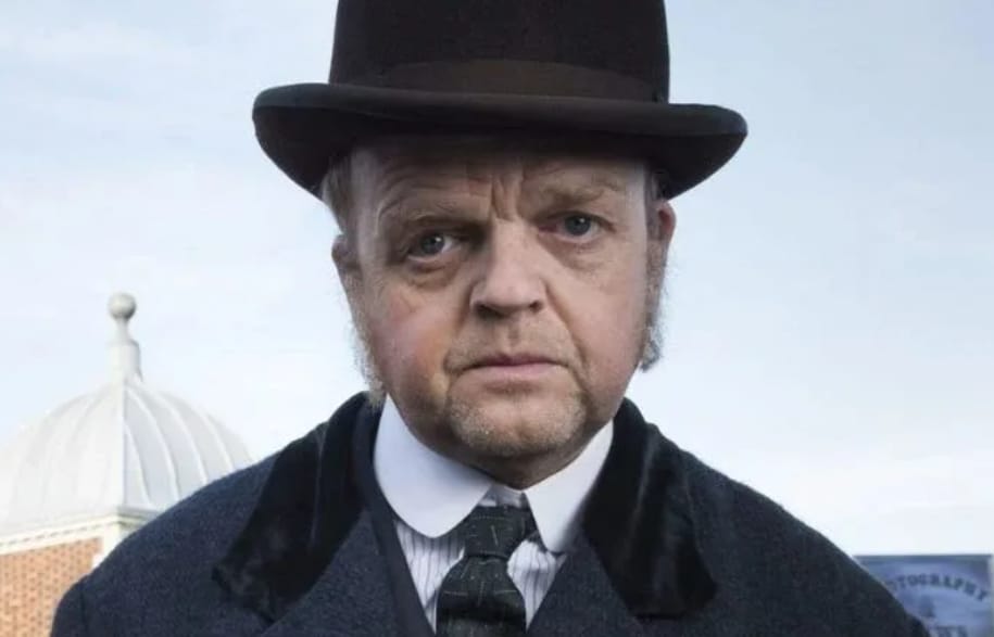 Toby Jones interpreta a Anton Verloc