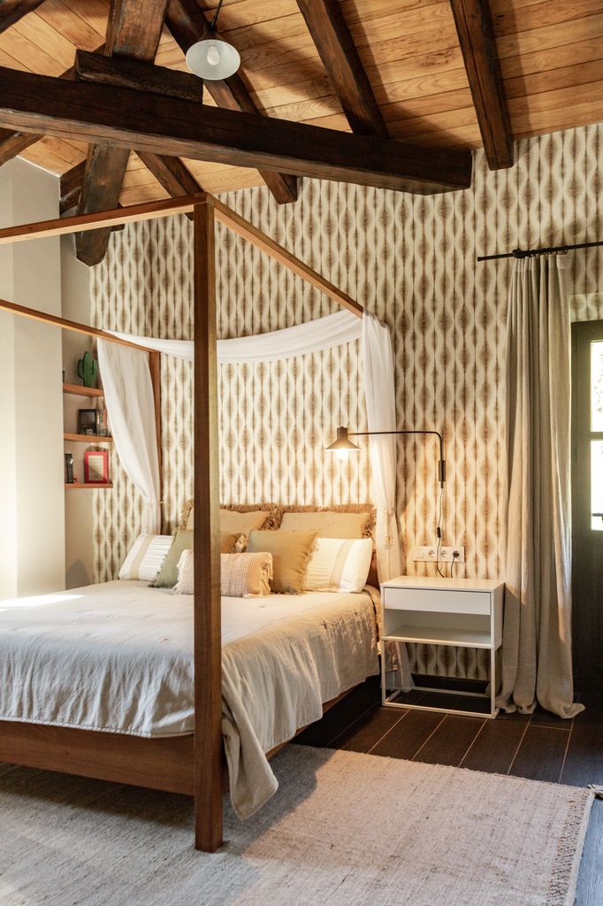 Dormitorio con cama con dosel de madera