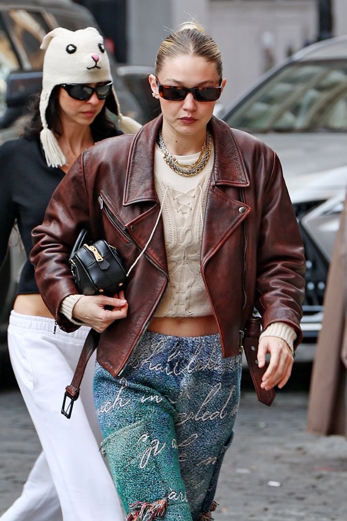 Gigi Hadid apuesta también por llevar un "sleeked bun" en su día a día.