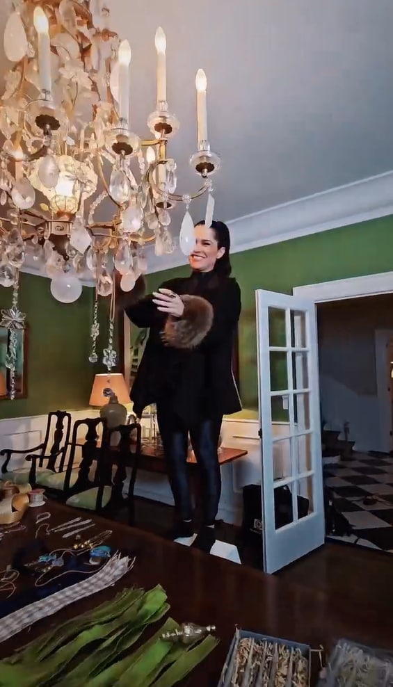 Martha puso el toque navideño a los candelabros de su casa
