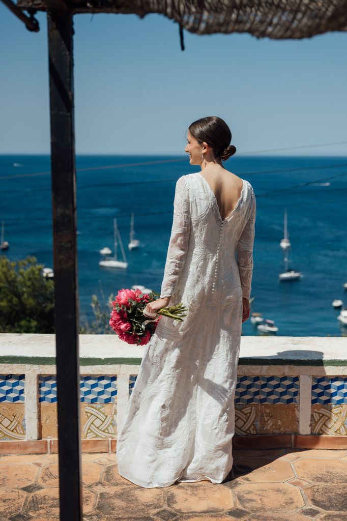 Novia con vestido con colcha antigua